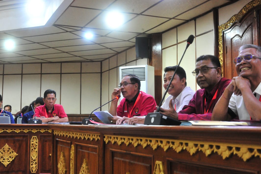PERSIAPAN: Ketua KONI Badung Made Nariana (tengah) saat memberikan keterangan kesiapan Badung menjadi salah satu venue pertandingan beberapa cabor di Porprov 2025.