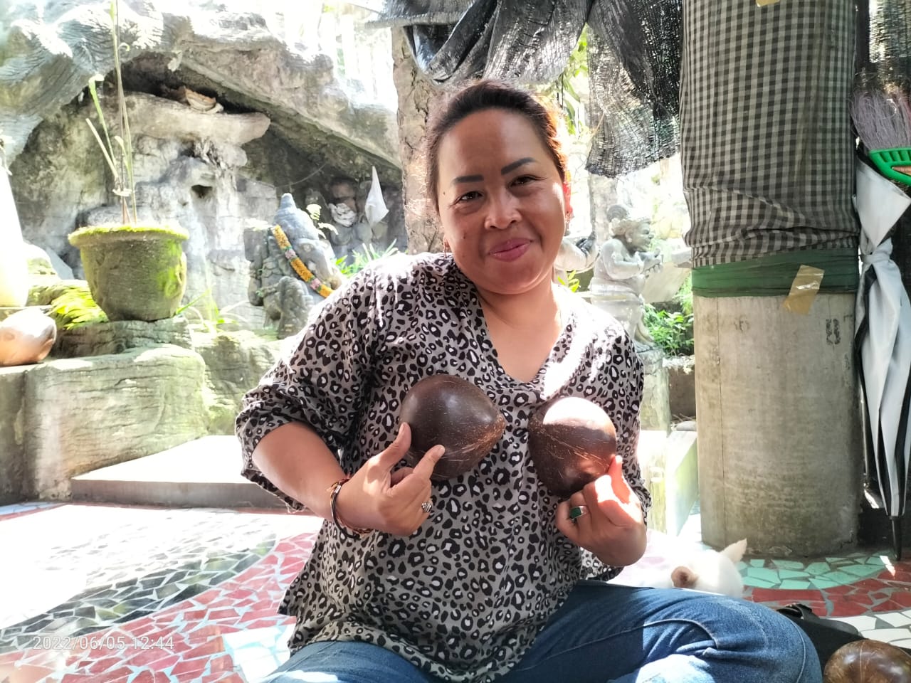 PRODUK TANGAN KREATIF : Ni Wayan Sudiarmini owner Kau Bali yang mengolah batok kelapa menjadi bra atau pakaian dalam wanita. (juliadi/radar bali)