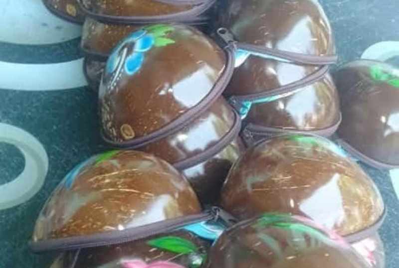 UNIK : Bra berbahan batok kelapa. (juliadi/radar bali)