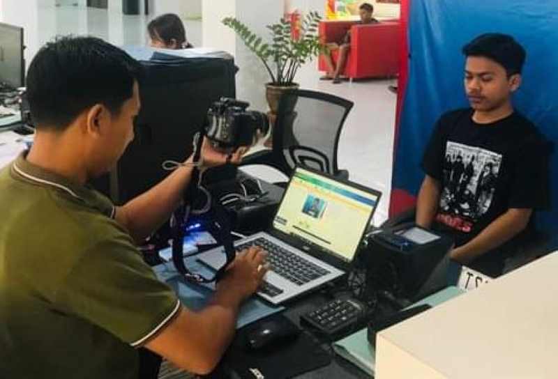 BANYAK YANG REKAM DATA: Disdukcapil Buleleng Tengah membuat foto untuk rekam data identitas anak. (foto:Disdukcapil Buleleng)