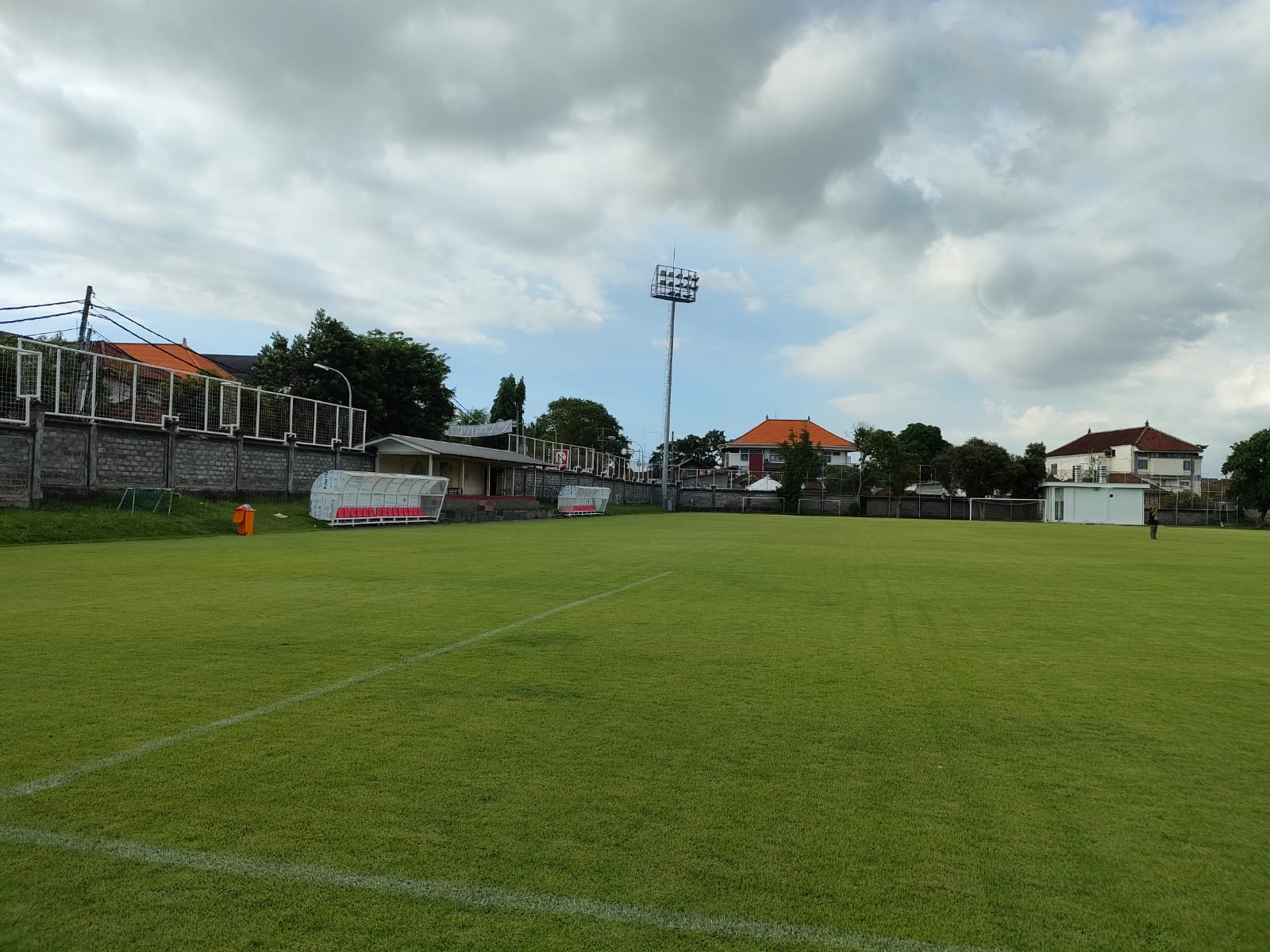 SEPAK BOLA PEREMPUAN: Kondisi Lapangan Trisaksti Kuta yang sudah dilakukan renovasi dan berstandar lapangan internasional meski tanpa tribun penonton layak jadi venue kelas dunia.