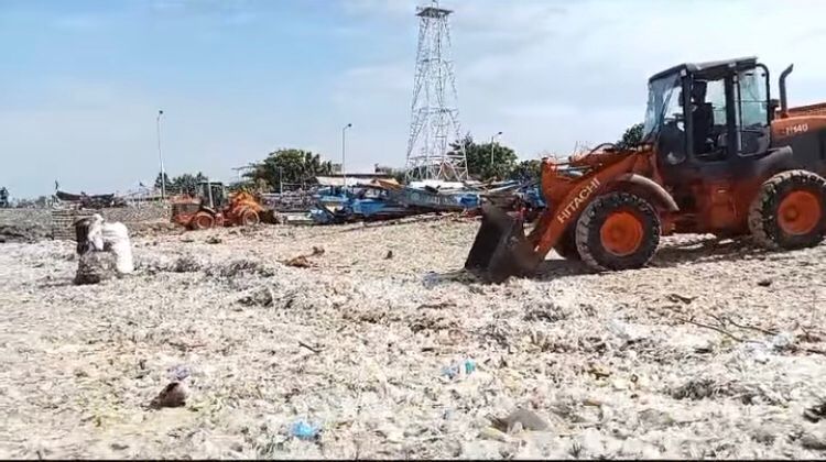 PANTAI SAMPAH: DLHK Badung mengerahkan alat berat membersihkan sampah plastik di pantai Kedonganan Rabu (20/3/2024)