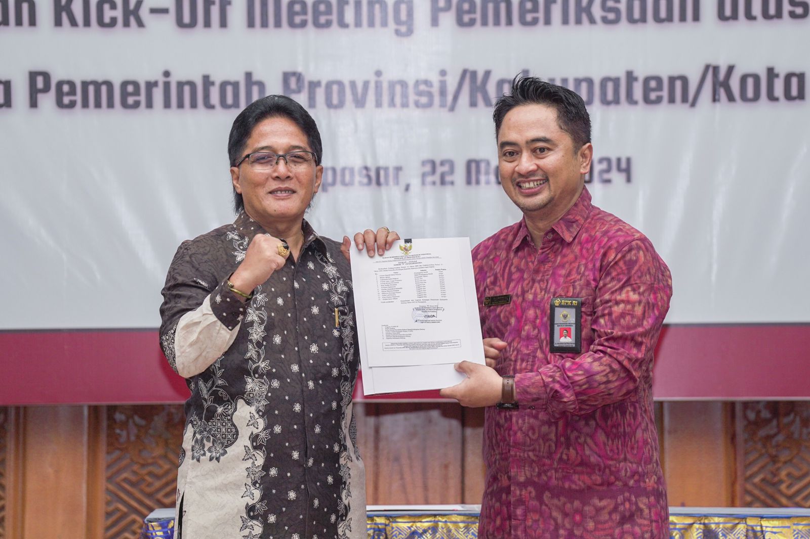 Bupati Badung I Nyoman Giri Prasta menyerahkan LKPD Unaudited Tahun 2023 di Kantor BPK RI Perwakilan Bali, Renon, Jumat (22/3).