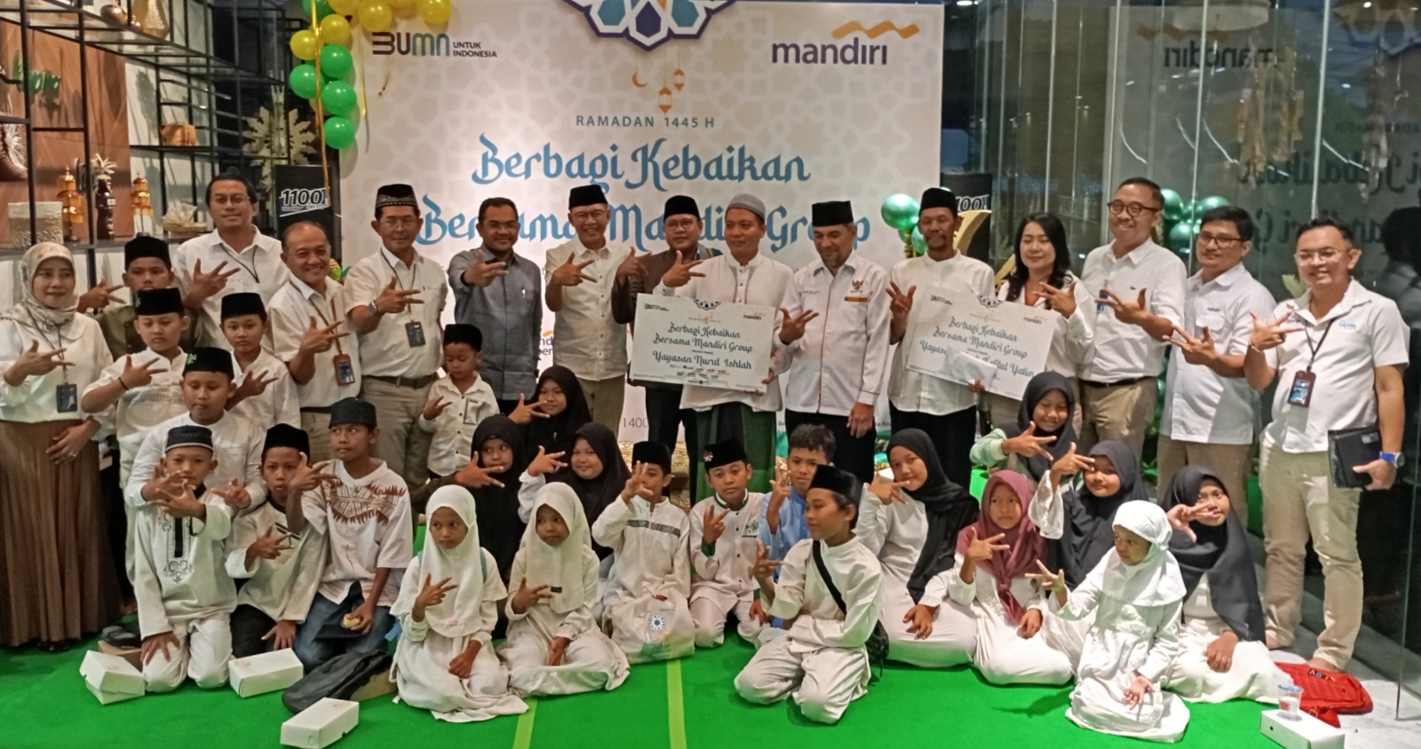BERBAGI KEBAIKAN: Pimpinan Bank Mandiri Regional XI Bali-Nusra bersama anak Yatim dan duafa di Menara Mandiri, Denpasar, Jumat (22/3/2024). (Rosihan Anwar/Radar Bali)