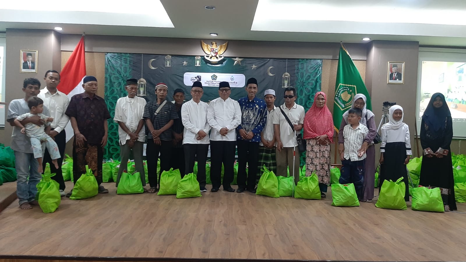 SENTUHAN KEMANUSIAAN: Foto bersama pejebata Kantor Kemenag Bali bersama perwakilan penerima bingkisan Festival Ramadhan Asyik Bersama Gusmen Kolaborasi Sejuta Cinta.