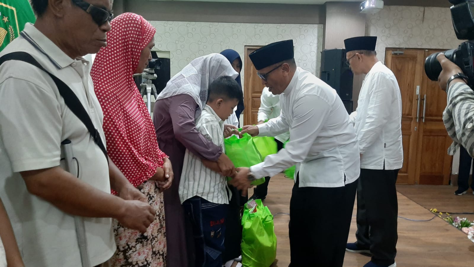 RAMADHAN ASYIK: Kabag Tata Usaha Kantor Kemenag Provinsi Bali DR Arjiman, M.Pd bersama Kabid Bimas Islam Dr. Abu Siri, M.PdI saat menyerahkan secara simbolik kepada perwakilan penerima bingkisan (22/3