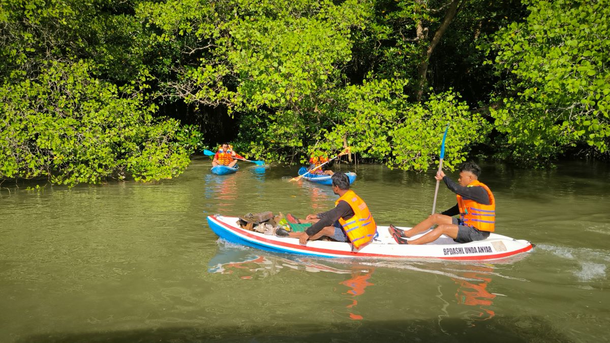 BERSIHKAN SAMPAH: Dinas Perikanan dan Ketahanan pangan saat Kegiatan mengentas sampah di kawasan hutan Mangrove di Tahura Denpasar