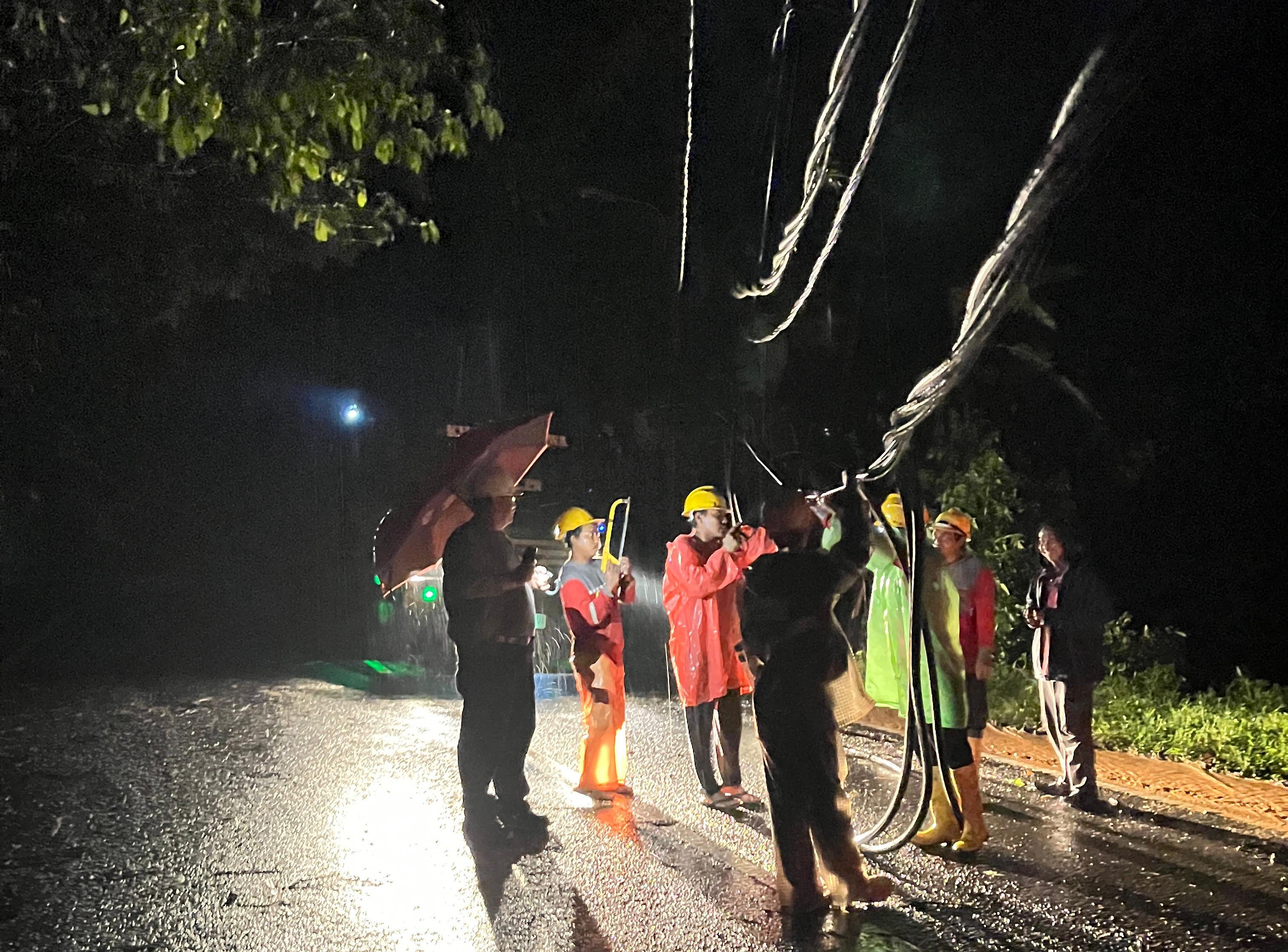 TEGANGAN TINGGI: Petugas PLN melakukan perbaikan kabel jaringan listrik yang menjuntai ke jalan pekan lalu.