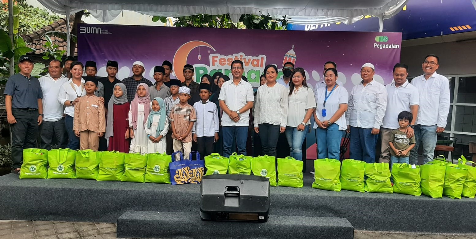 BERBAGI BAHAGIA: Manajemen Pegadaian Area Denpasar 2 dan Alfa Prima foto bersama anak yatim dari Yayasan Panti Asuhan Bali Assalam usai penyerahan santunan di halaman Kampus Alfa Prima Minggu (24/3)