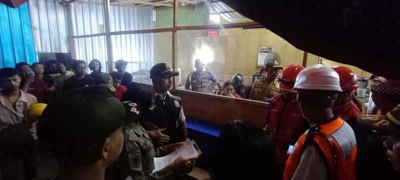RAZIA KEPENDUDUKAN : Operasi yustisi menyasar buruh proyek pembangunan Pasar Negara, Jembrana. (foto: Polres Jembrana)