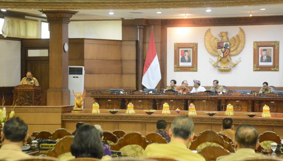 BERAT: Pj Gubernur Bali Sang Made Mahendra Jaya saat menyampaikan laporan keuangan provinsi Bali selama 2023 ternyata defisit triliunan.