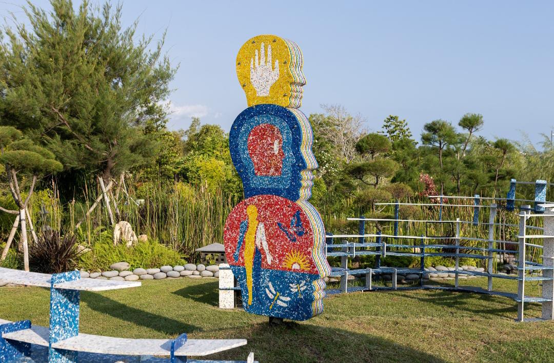 EKSOTIK: Tempa karya Santosha dan In (Finity) karya Dhoni Yudhanto, dengan bahan dasar sampah plastik yang diolah menjadi karya seni instalasi berkelas di Nuanu.
