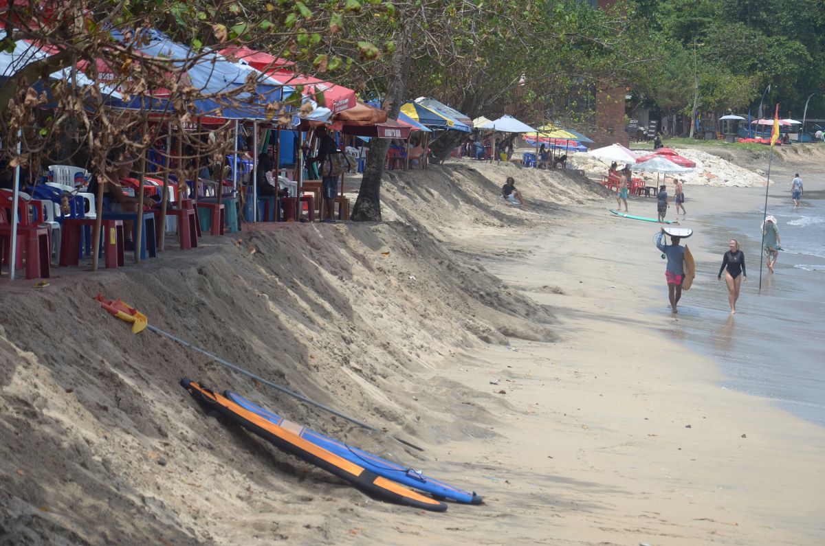 RUSAK: Abrasi pantai Kuta yang semakin parah dikeluhkan oleh wisatawan