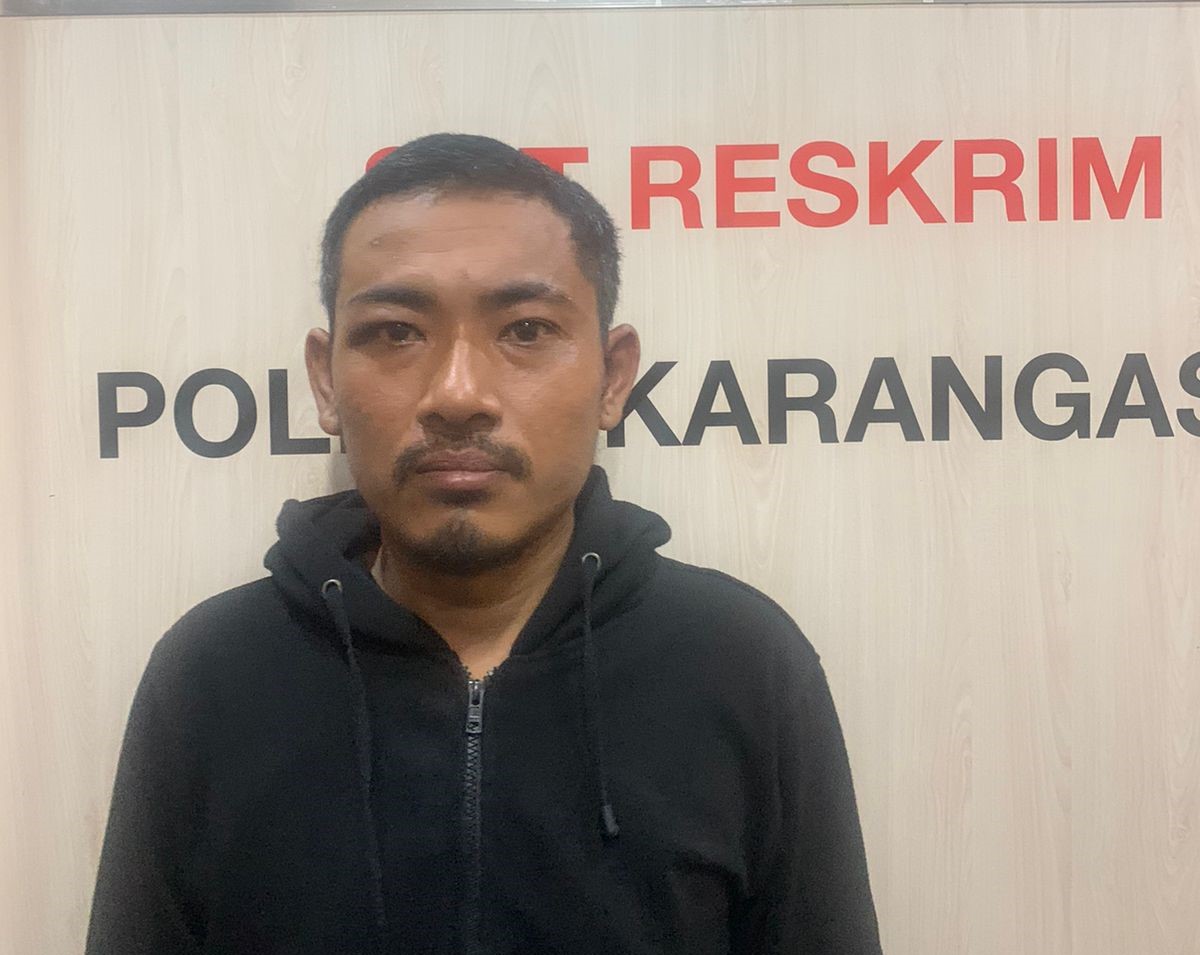 TERANCAM DIPECAT: Gus Benong saat ditangkap dan diamankan bersama barang bukti di Polres Karangasem.