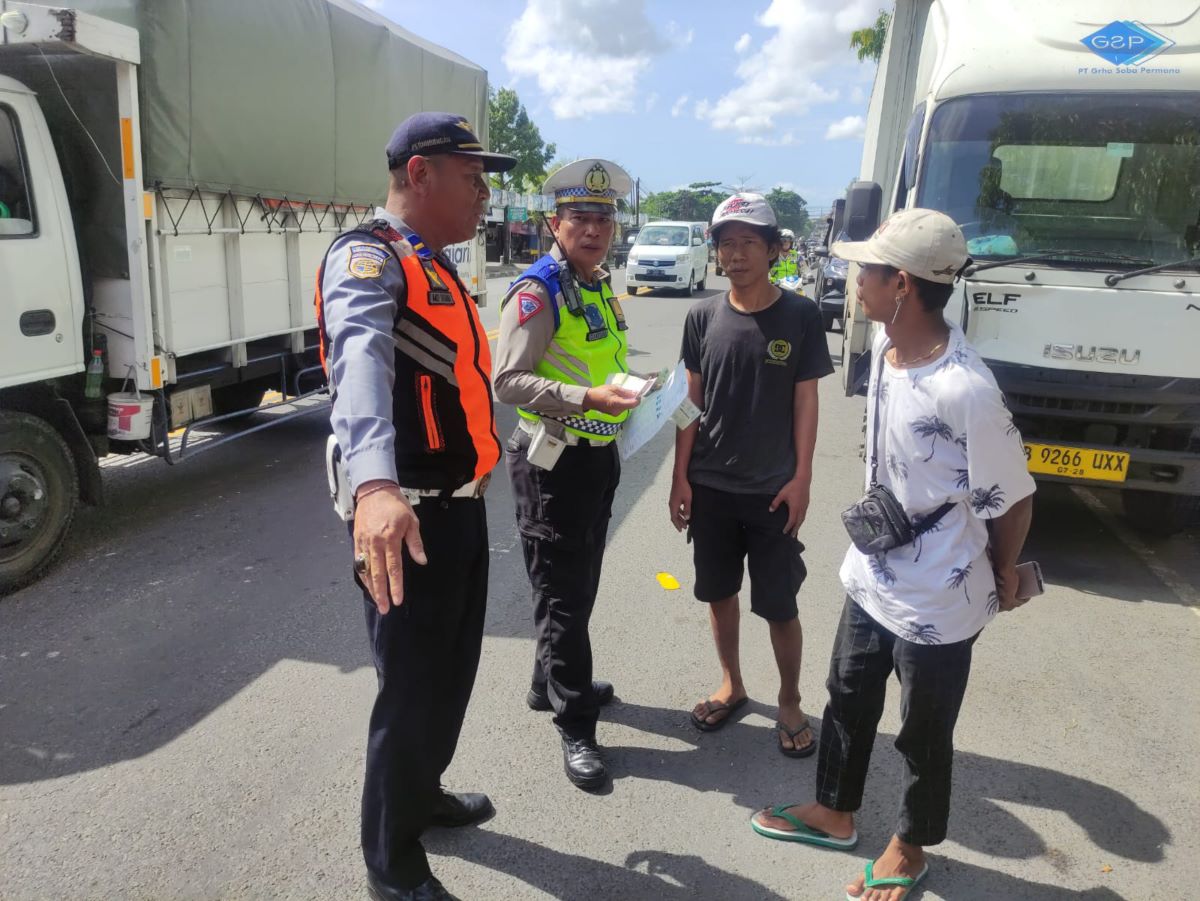TINDAK: Salah seorang sopir truk sedang di interogasi polisi dalam sidak gabungan (26/3/2024)