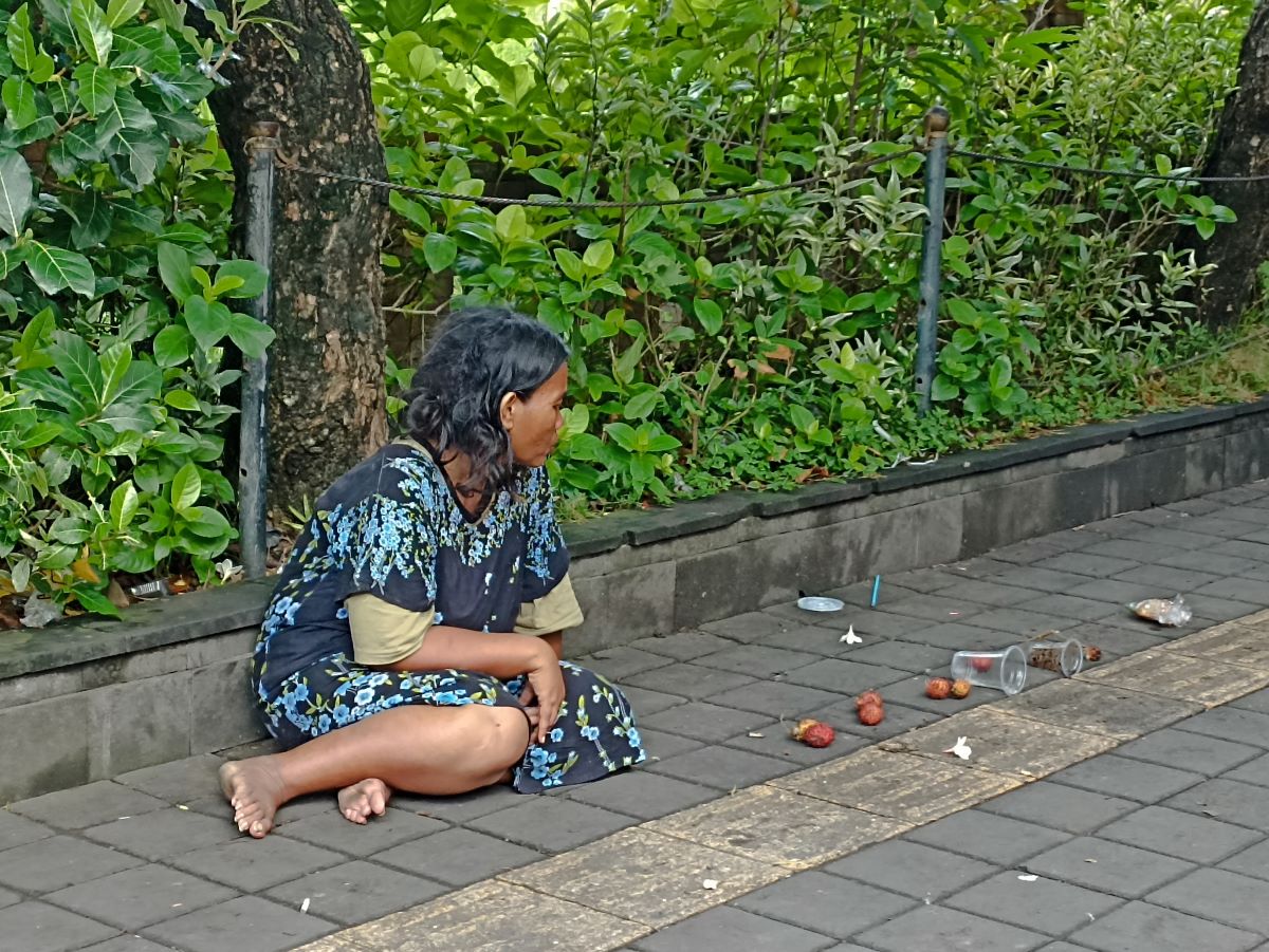 MENGGELANDANG: Salah seorang gelandangan di jalan Gajah Mada Denpasar ini termasuk yang dipulangkan ke daerah asalnya.