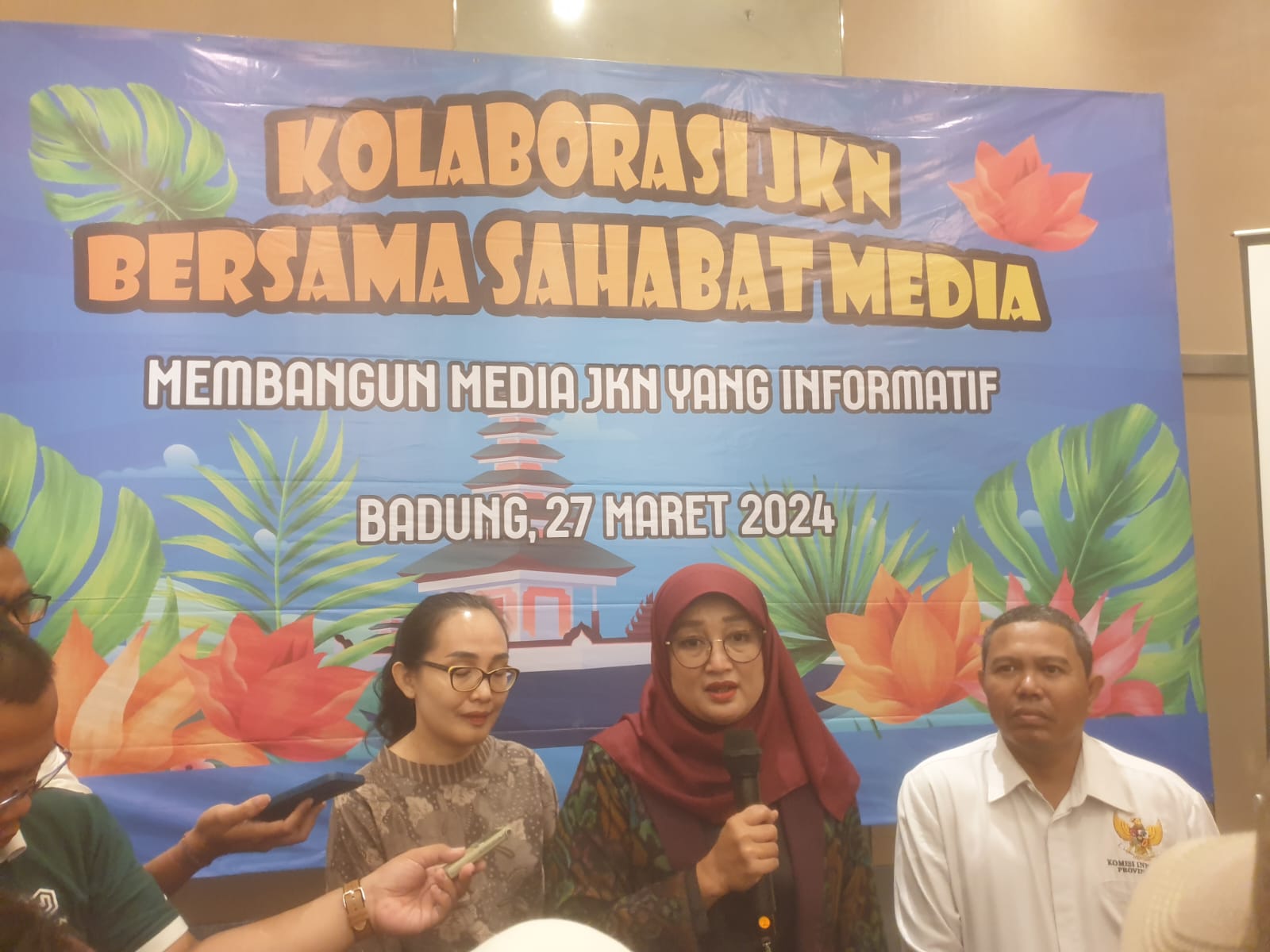 DISKUSI MEDIA: Deputi Direksi Wilayah XI BPJS Kesehatan Elfanetti bersama Komisioner KI Bali Dewa Nyoman Suardana (kanan), dalam diskusi di Badung,&nbsp;Rabu (27/3/2024).