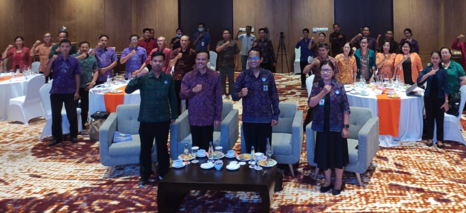BERI SUPORT: Sekda Bali Dewa Made Indra (dua dari kiri depan) dalam acara BPMP Bali di Kuta, Selasa (26/3/2024). (Marsel Pampur/Radar Bali)