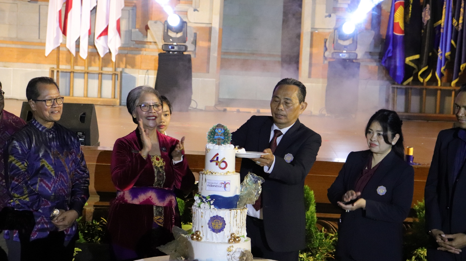 SIAP GO INTERNATIONAL: Direktur Politeknik Pariwisata Bali Dr. Drs. Ida Bagus Putu Puja M.Kes. memotong kue Dies Natalis Poltekpar Bali pada Kamis (28/3/2024). (Poltekpar Bali)