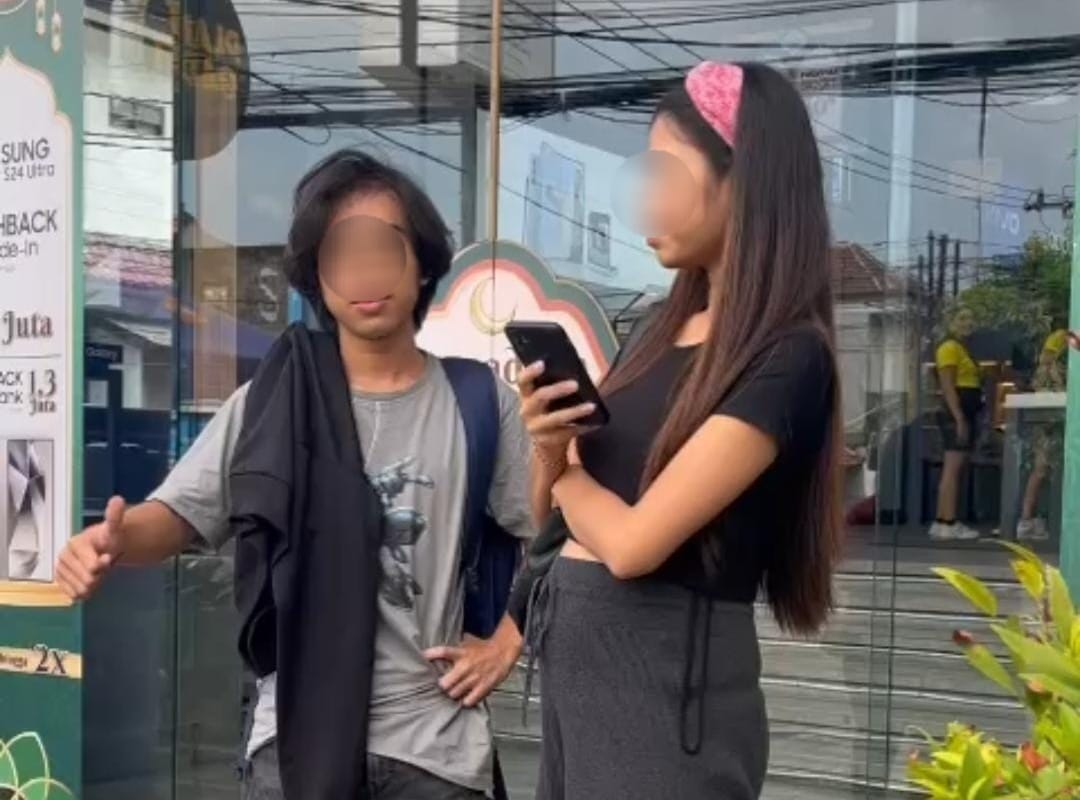 KEMUFAKATAN JAHAT: Bos rental keturunan Jepang Made Hiroki didepan showroom bersama sang istri