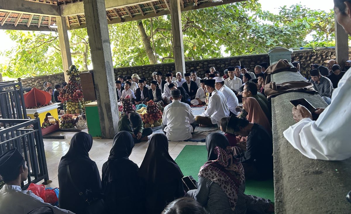 AKULTURASI: Umat muslim dan Hindu Desa Bukit berbaur. Yang muslim ziarah, yang Hindu Nygara Gunung.