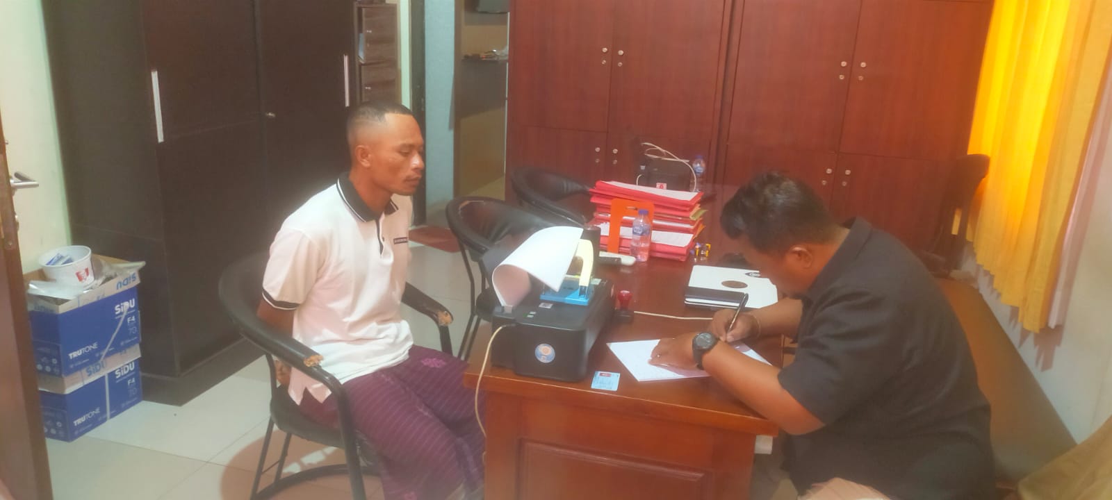 PENUSUKAN: Diki Candra, 24, jalani pemeriksaan di Kantor Polisi. Sementara Nicolas Lelan, 21, terbujur lemas di RS Wangaya, Kamis (28/3).