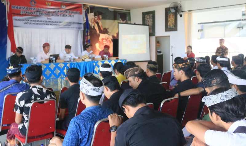 SAMPAIKAN NILAI KEBANGSAAN: Pemberian materi pendidikan wawasan kebangsaan kepada mahasiswa pariwisata.( Foto: Dinas Kominfosanti Buleleng untuk Radar Bali)