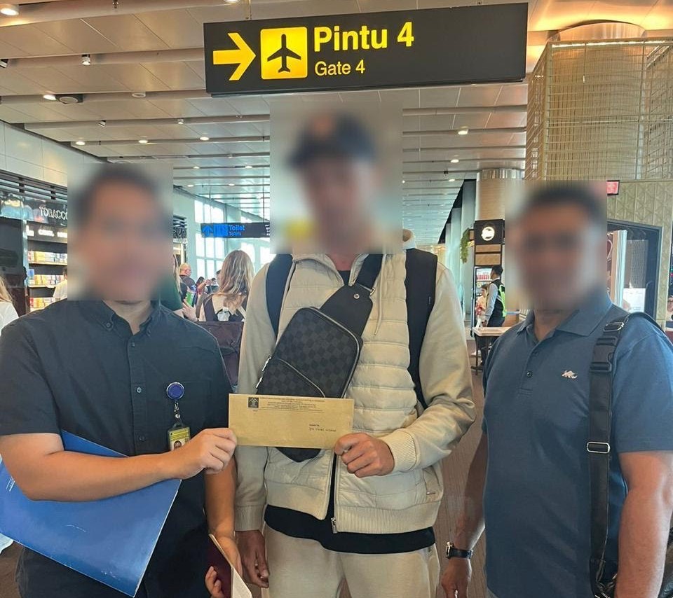 DEPORTASI: WNA Inggris JTH saat diterminal keberangkatan bandara I Gusti Ngurah Rai