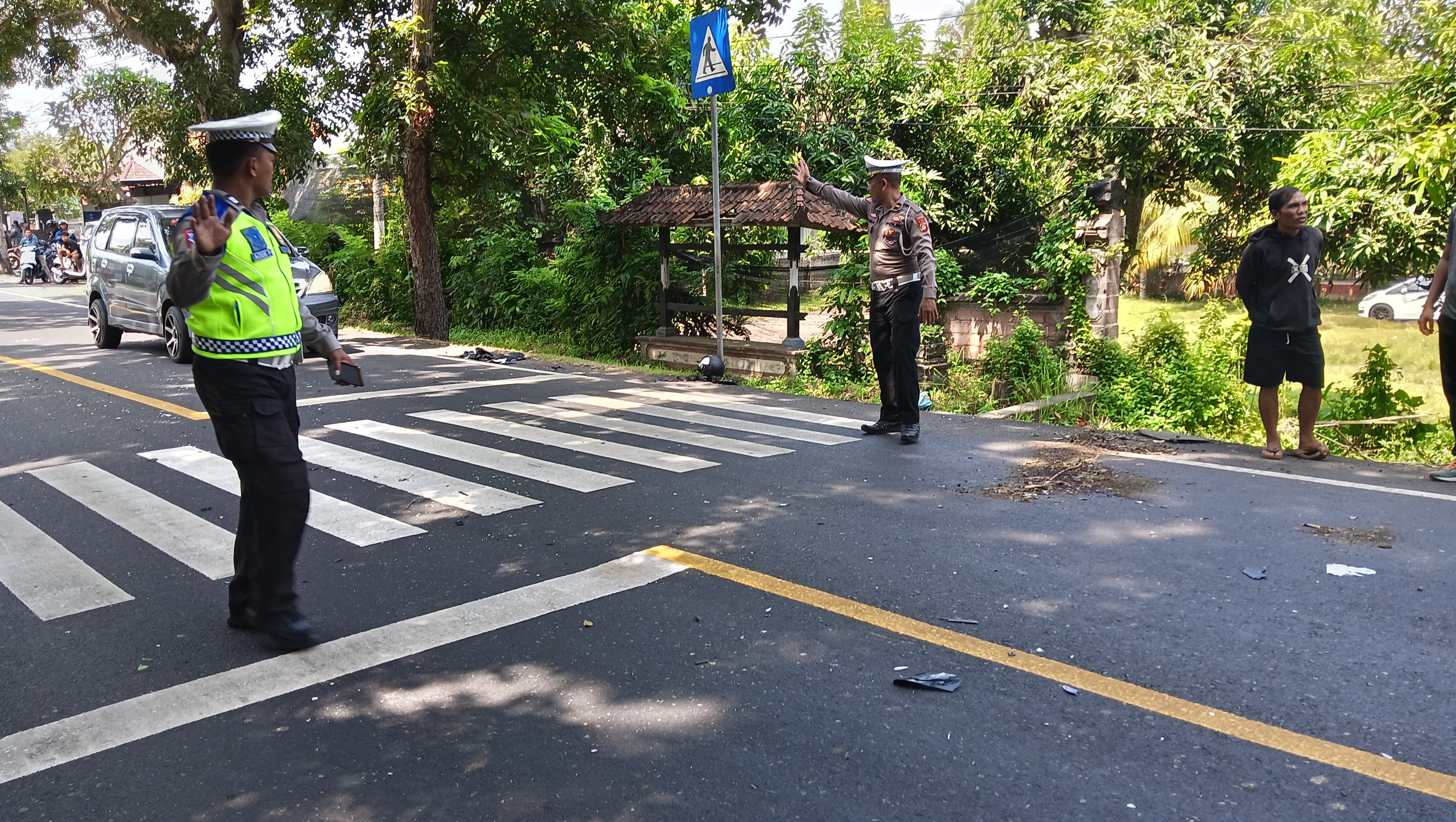 OLAH TKP: Polisi melakukan olah TKP kecelakaan yang menwaskan pemotor Komang Artika Gunawan di jalan Desa Tuwed Melaya Jembrana
