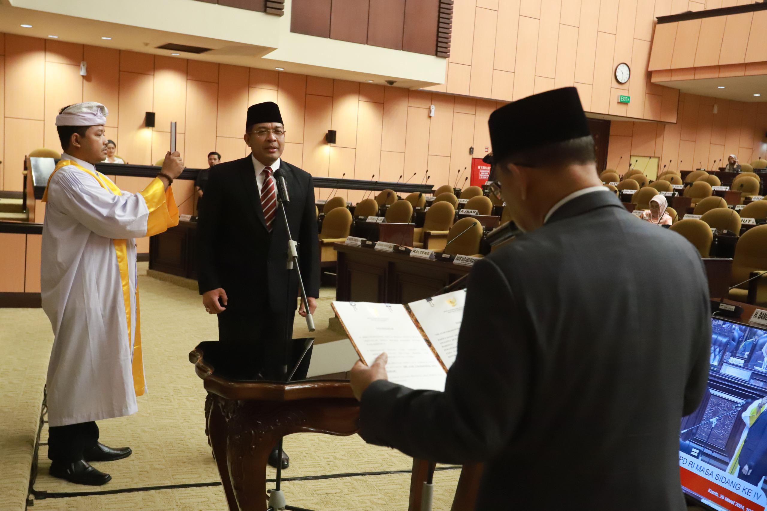 PENGAMBILAN SUMPAH: Anggota DPD RI pengganti antar waktu Ambara Putra saat diambil sumpah jabatan di Kantor DPD RI Jakarta (28/3/2024)