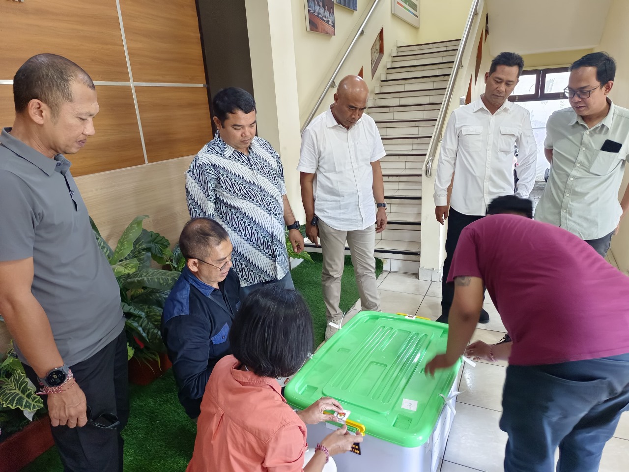 ALAT BUKTI: Proses pembukaan kotak suara TPS 026 pemecutan kelod disaksikan Bawaslu Kota Denpasar sebagai alat bukti dugaan pelanggaran Pemilu 2024.