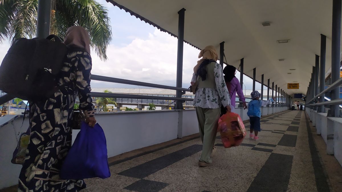 Sejumlah pemudik khususnya asal Madura kepulauan saat menyeberang di pelabuhan Gilimanuk, Kamis (28/3/2024).