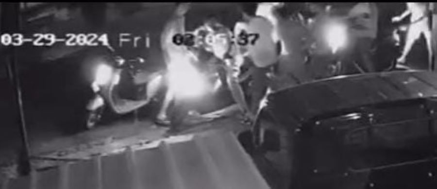 TAK BERIMBANG: Aksi main keroyok secara brutal oleh geng motor di Tegal Harum Denpasar Sabtu malam (30/3/2024)
