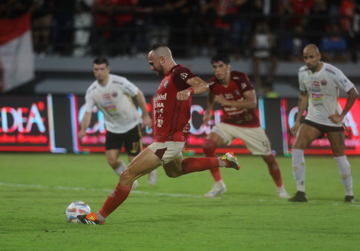 GOOOLLL: Penyerang Bali United Ilija Spasojevic saat melakukan tendangan penalti ke gawang Persija Jakarta di Dipta (30/3/2024) malam.