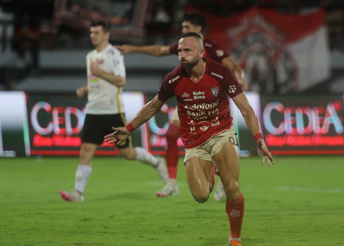 SELEBRASI: Penyerang Bali United Ilija Spasojevic mengekspresikan kesuksesannya eksekusi penalti saat laga krusial Bali United vs Persija di Stadion Dipta Gianyar (30/3/2024)