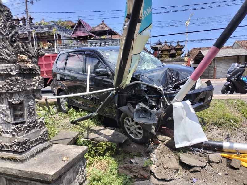 NAHAS : Kondisi mobil Toyota bernopol DK 1671 ABN yang alami kecelakaan di Jalan Denpasar-Gilimanuk, masuk Banjar Dinas Bajera Sari, Desa Bajera, Selemadeg, Tabanan.(Istimewa)
