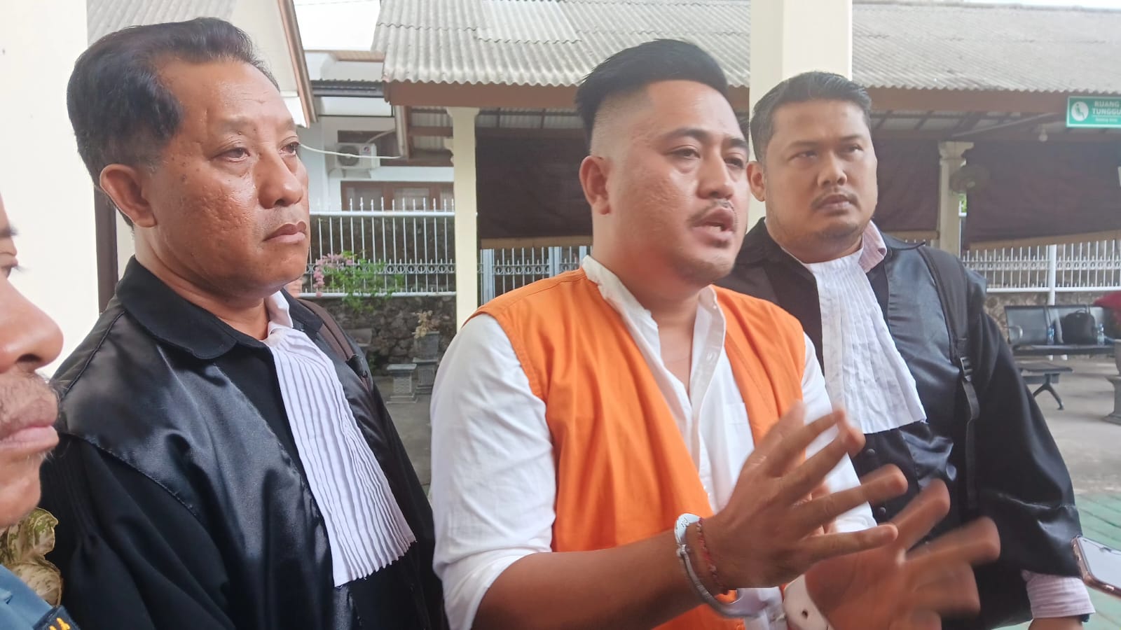 KOOPERATIF: Direktur PT DOK I Nyoman Tri Dana Yasa alias Mang Tri (tengah) di PN Denpasar. (Foto Dokumen)