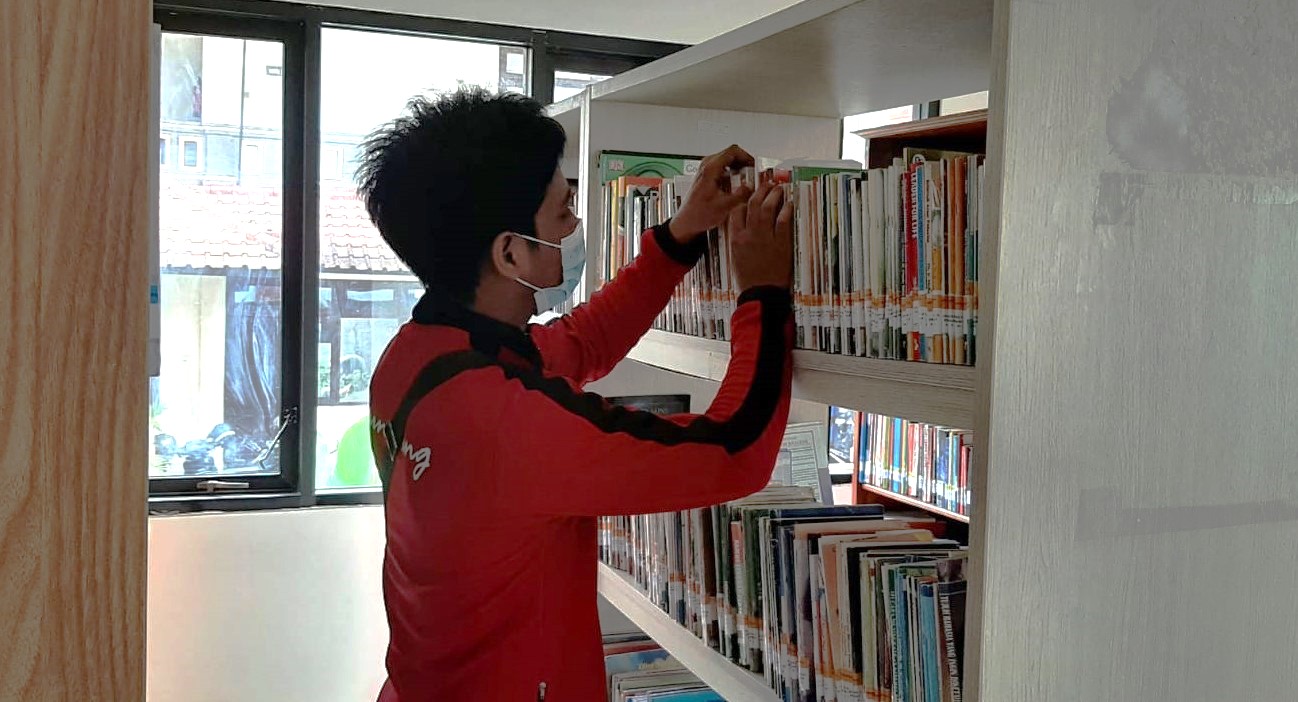 BANYAK YANG KUNO : Suasana di Perpustakaan Daerah Klungkung. (foto: dewa ayu pitri arisanti/radar bali)