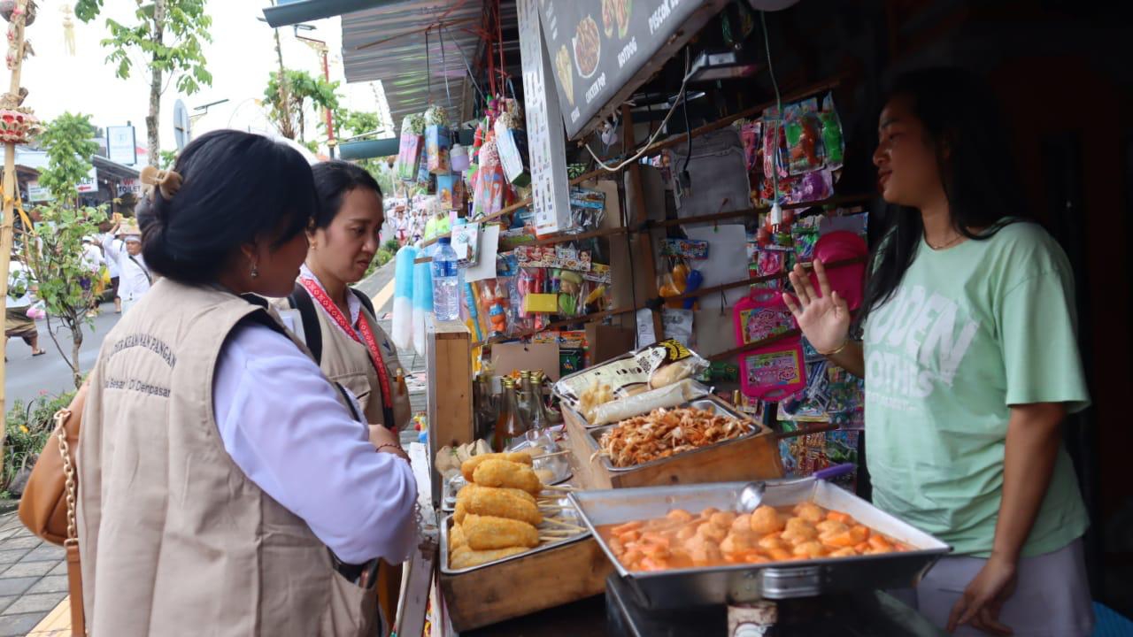AMBIL SAMPEL: Petugas BBPOM mengecek makanan yang dijual pedagang di areal Pura Besakih, Karangasem, Senin (1/4/2024). (BBPOM di Denpasar)