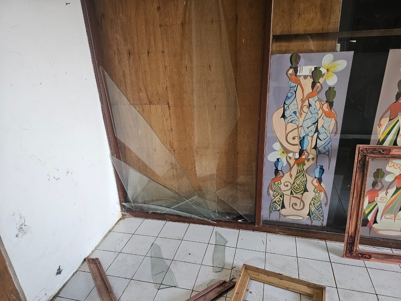 BUKTI PETUNJUK: Pecahan kaca, di Kios Tini 61 Kris, Sindhu Beach Market Sanur,  Jalan Pantai Sindhu, Minggu 31 Maret 2023 diduga menyayat dengan pecahan kaca.