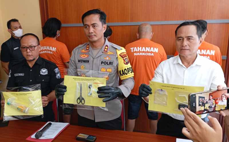 DIRINGKUS : MT digiring polisi setelah sepak terjangnya terendus. (francelino junior)