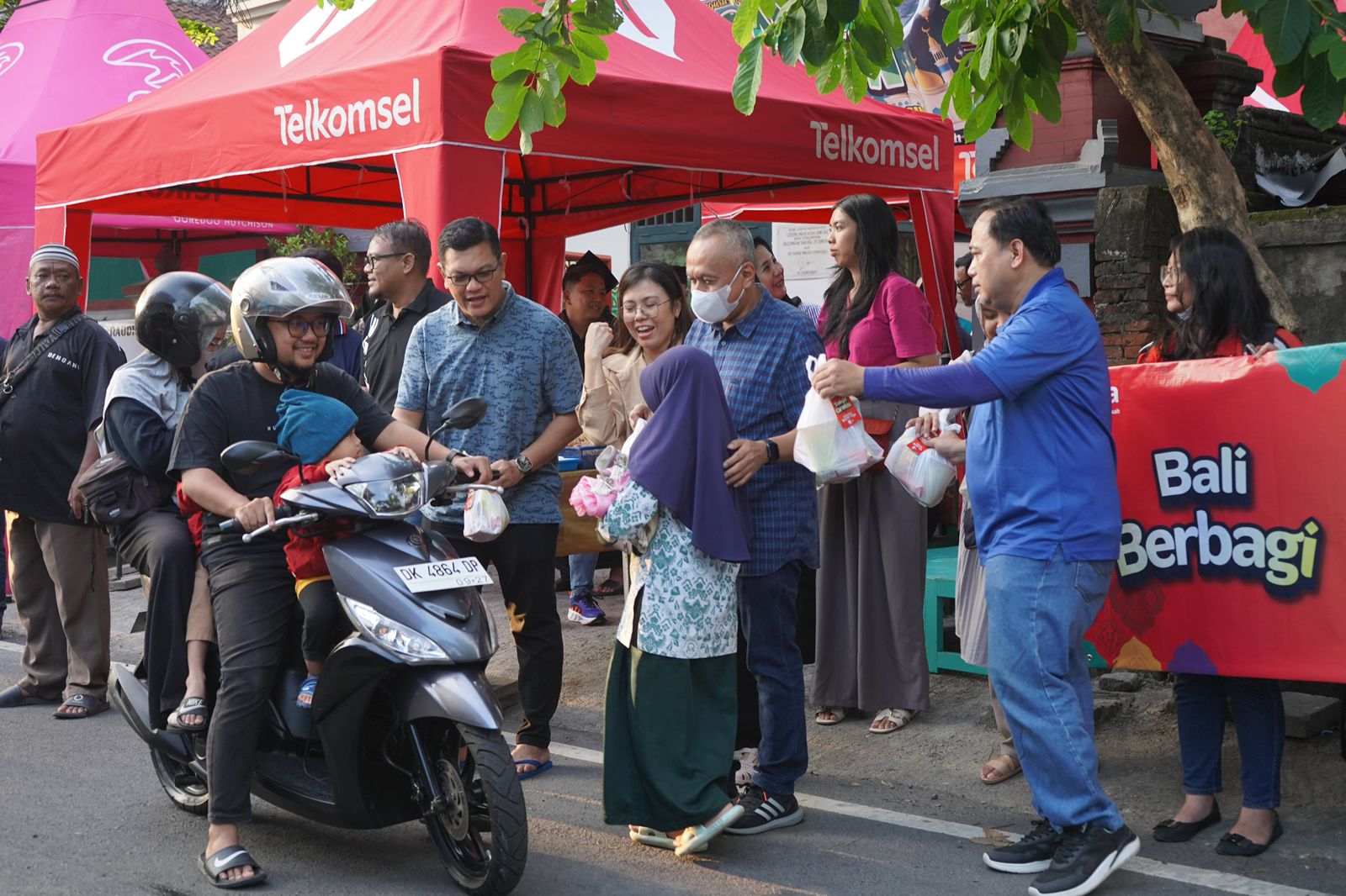 RAMADHAN CERIA: Aksi Telkomsel berbagi takjil di bulan ramadhan berkah tahun 2024.