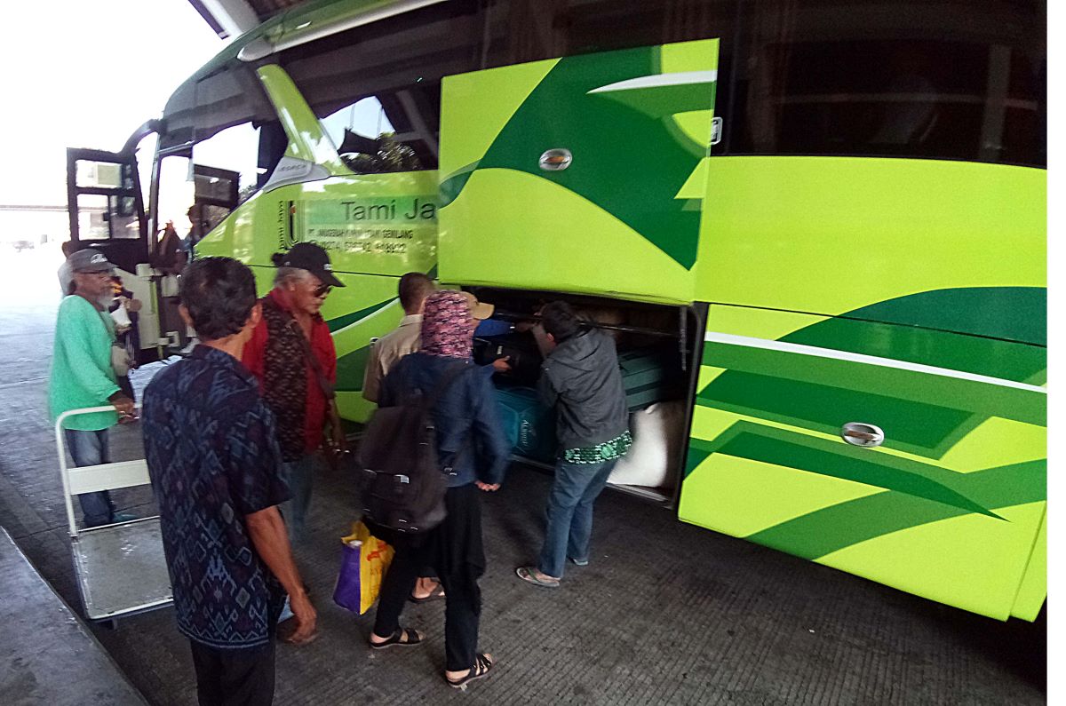 MULAI PADAT: Pemudik lebaran memasukkan barang ke bagasi Bus dari garasekawasan Ubung Denpasar.