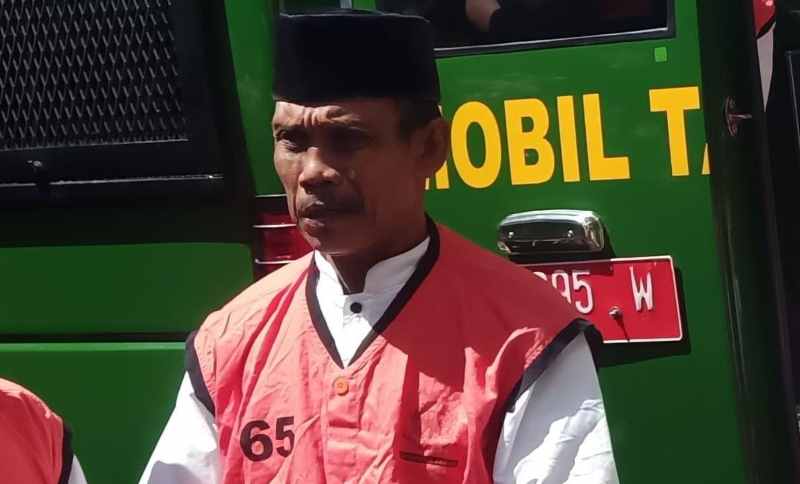 TUA MALAH BEJAT : Hadi Sugiarto yang sudah berusia  61 ini dihukum 12 tahun penjara karena berbuat cabul kepada bocah balita. (m.basir/radar bali)