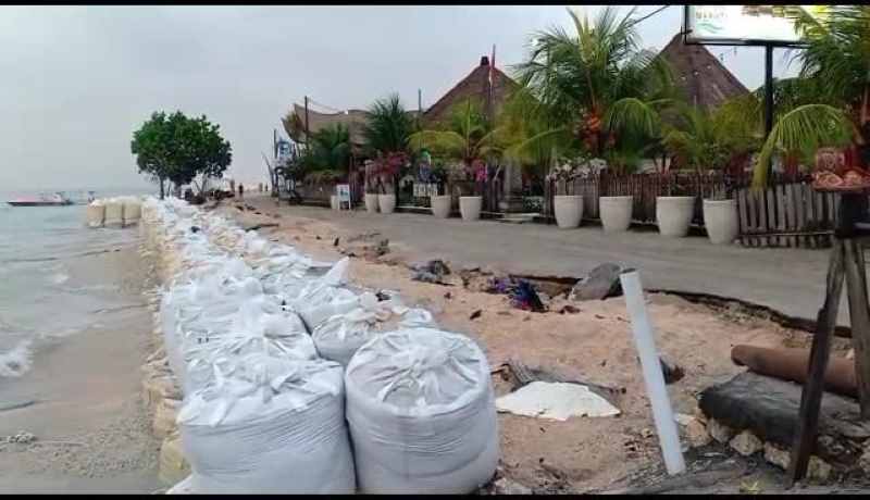Kabupaten Klungkung memiliki kiloan meter garis pantai rawan abrasi. Hanya saja karena keterbatasan anggaran, kurang dari 500 meter yang bisa ditangani