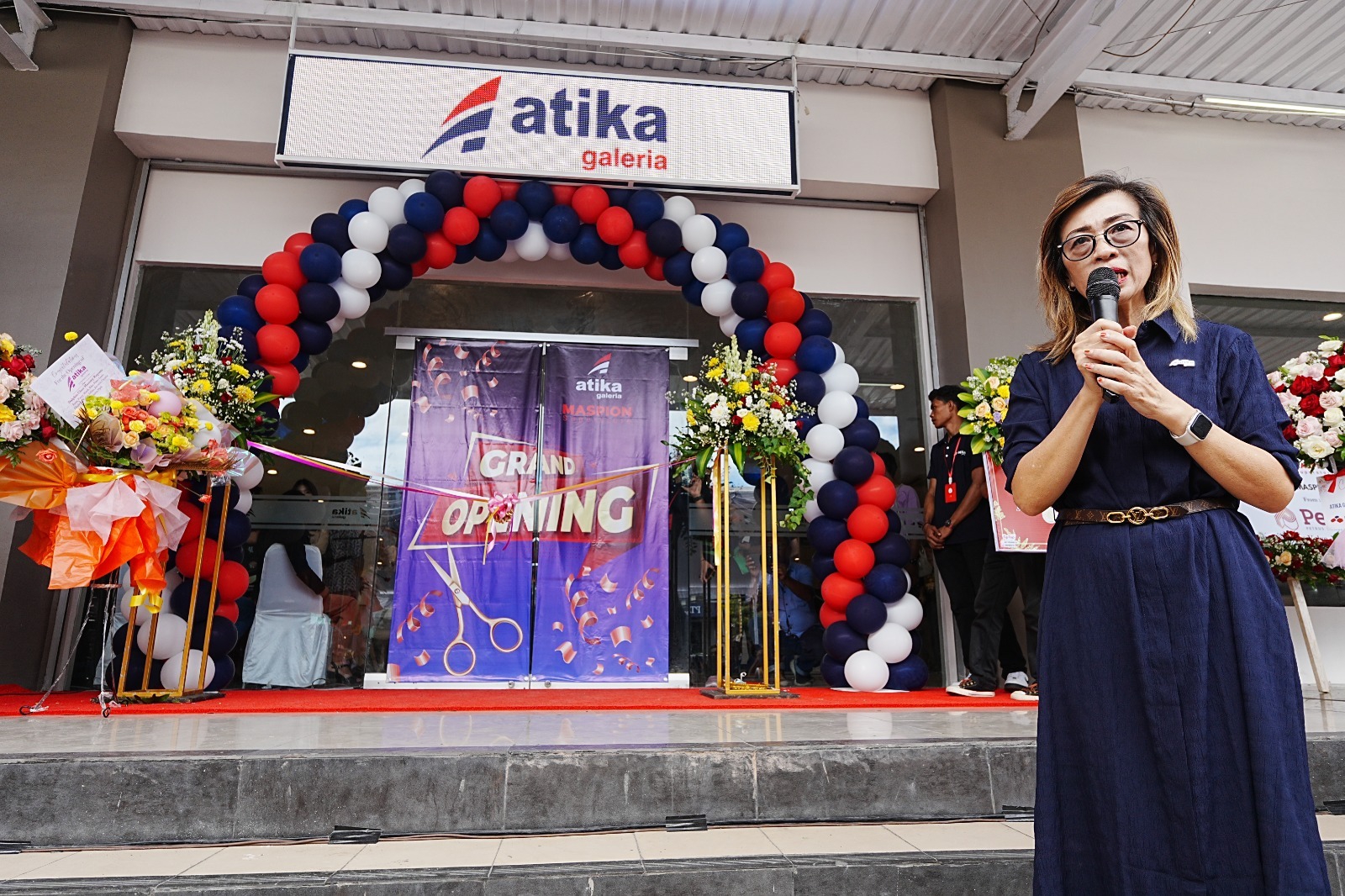 GRAND OPENING: Dra. Fesialina, owner dan Direktur Atika Galeria Experience Store Gatsu Denpasar, saat grand Opening (1/4/2024). (Atika Mandiri)