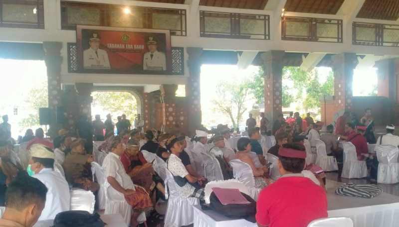 CAIR : Suasana dari kelompok masyarakat di Tabanan yang mengurus administrasi persyaratan pencairan dana di Gedung Kesenian I Ketut Maria Tabanan. (juliadi/radar bali)