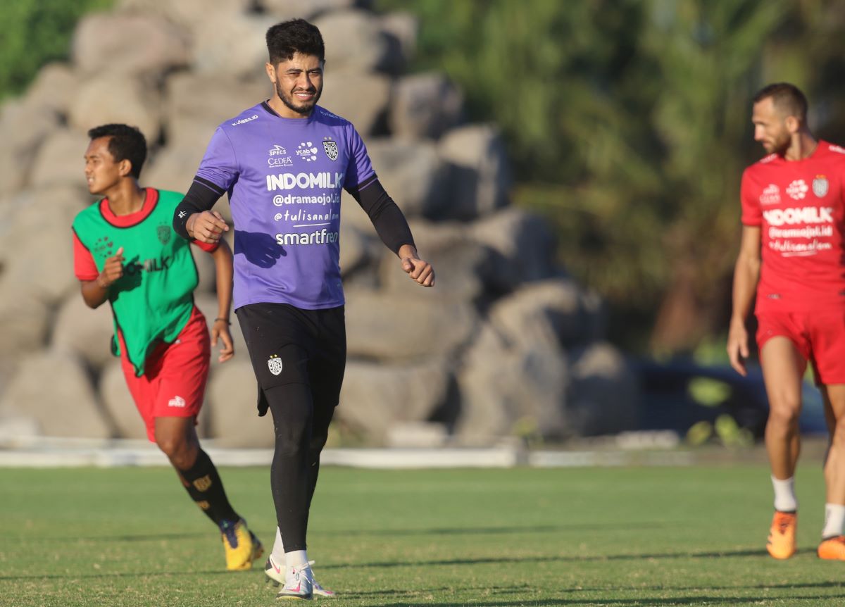 HAPPY: Kiper Bali United Adilson Maringa dalam sebuah momen latihan. Performanya makin baik musim ini.