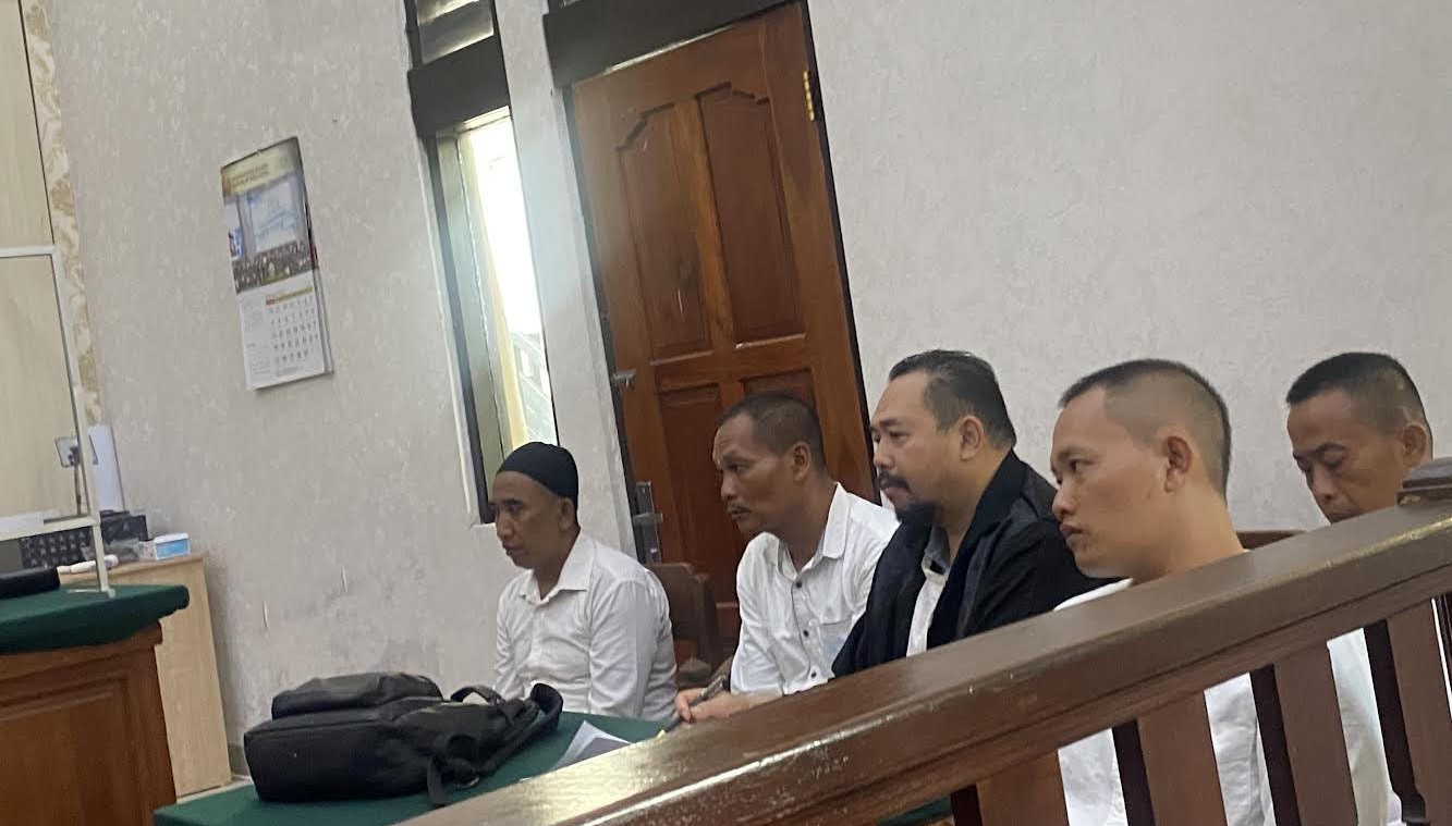 Para terdakwa penyerangan kantor Satpol PP Kota Denpasar saat menyampikan pledoi di PN Denpasar (2/4)