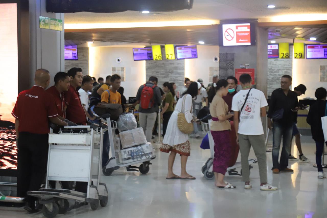 DATANG DAN PERGI: Meski arus mudik membeludak, libur panjang Idul Fitri 2024 ini 1 juta wisatawan diprediksi masuk Bali